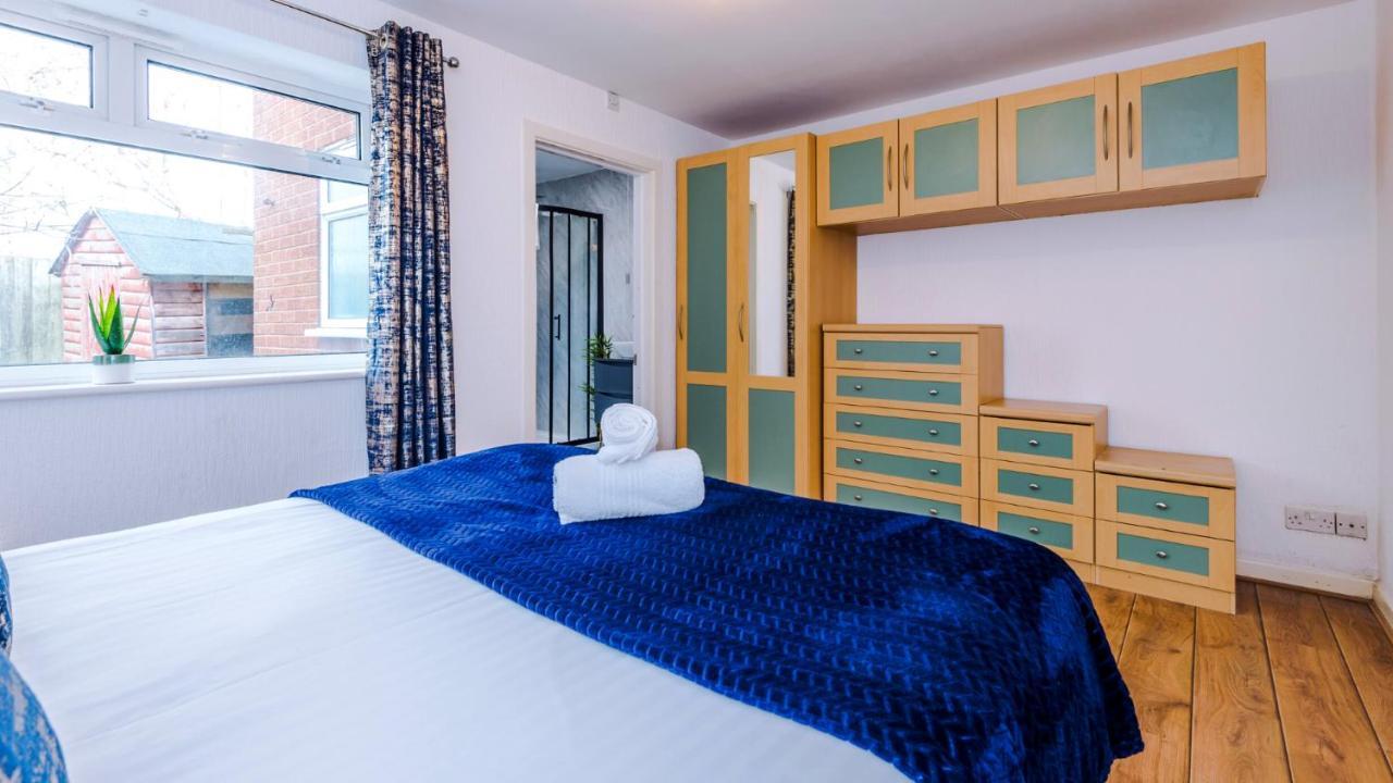 Newhall Road - 4 Bedroom Chester - Parking Wervin