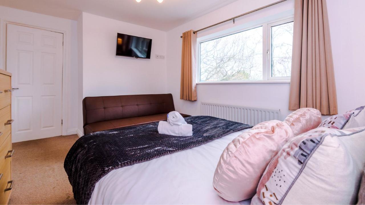 Newhall Road - 4 Bedroom Chester - Parking Wervin