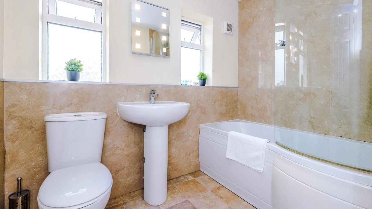 Newhall Road - 4 Bedroom Chester - Parking Holiday home Wervin