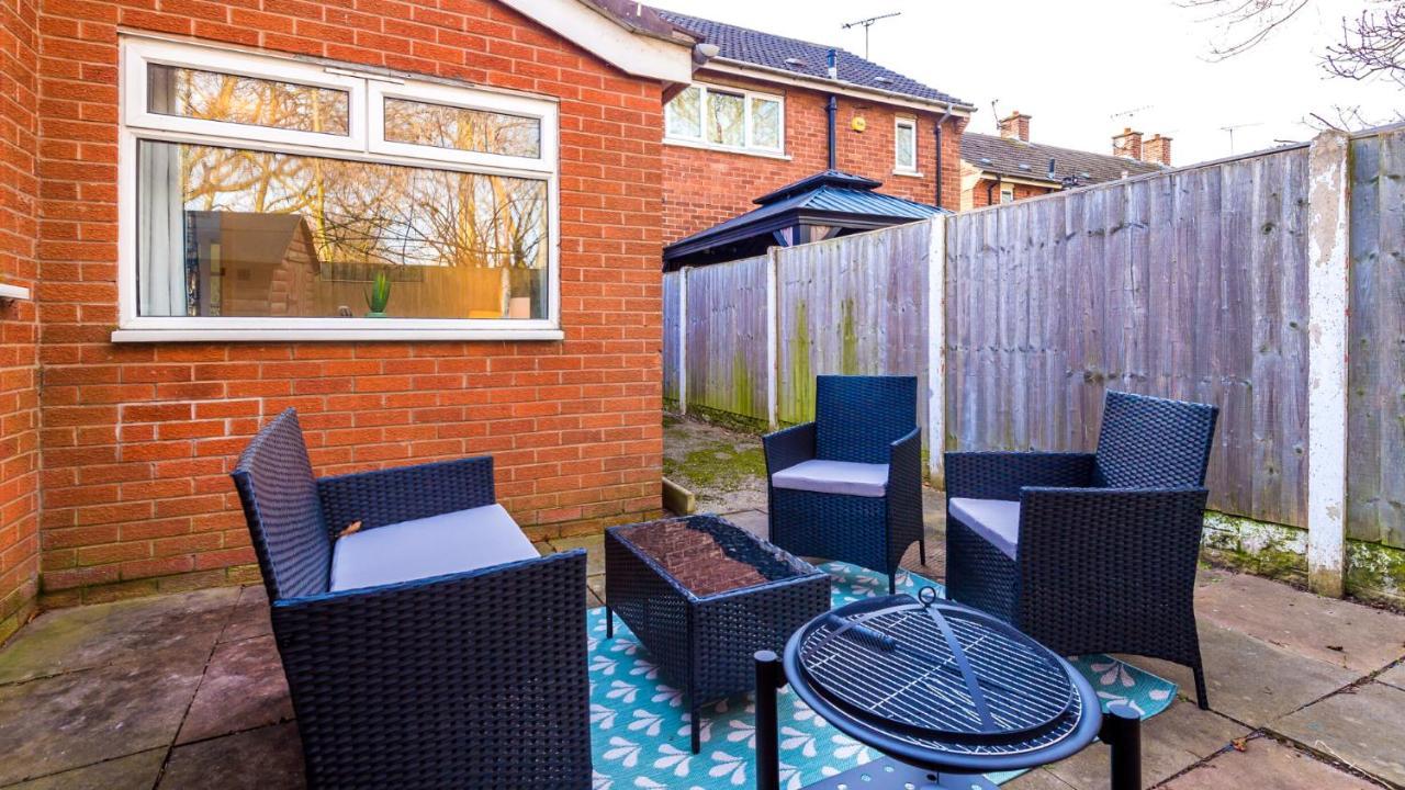 Newhall Road - 4 Bedroom Chester - Parking Wervin