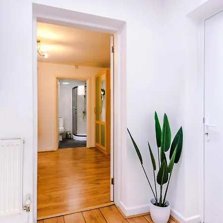Newhall Road - 4 Bedroom Chester Home - Parking Wervin Extérieur photo