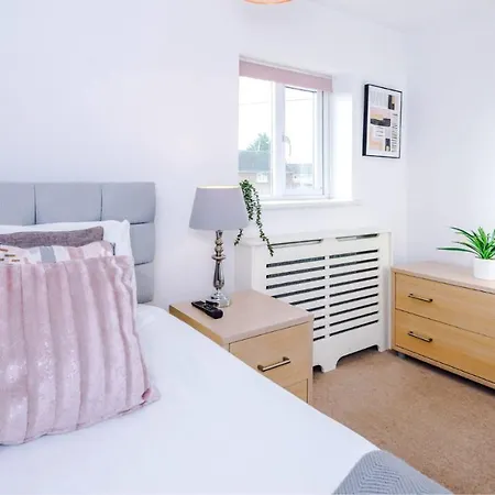 Newhall Road - 4 Bedroom Chester Home - Parking Wervin Extérieur photo