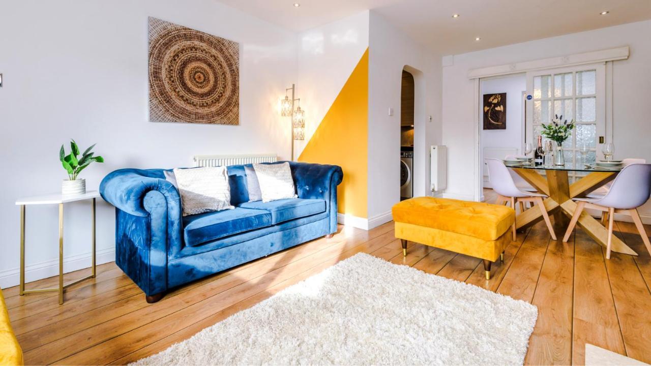 Newhall Road - 4 Bedroom Chester - Parking Holiday home Wervin